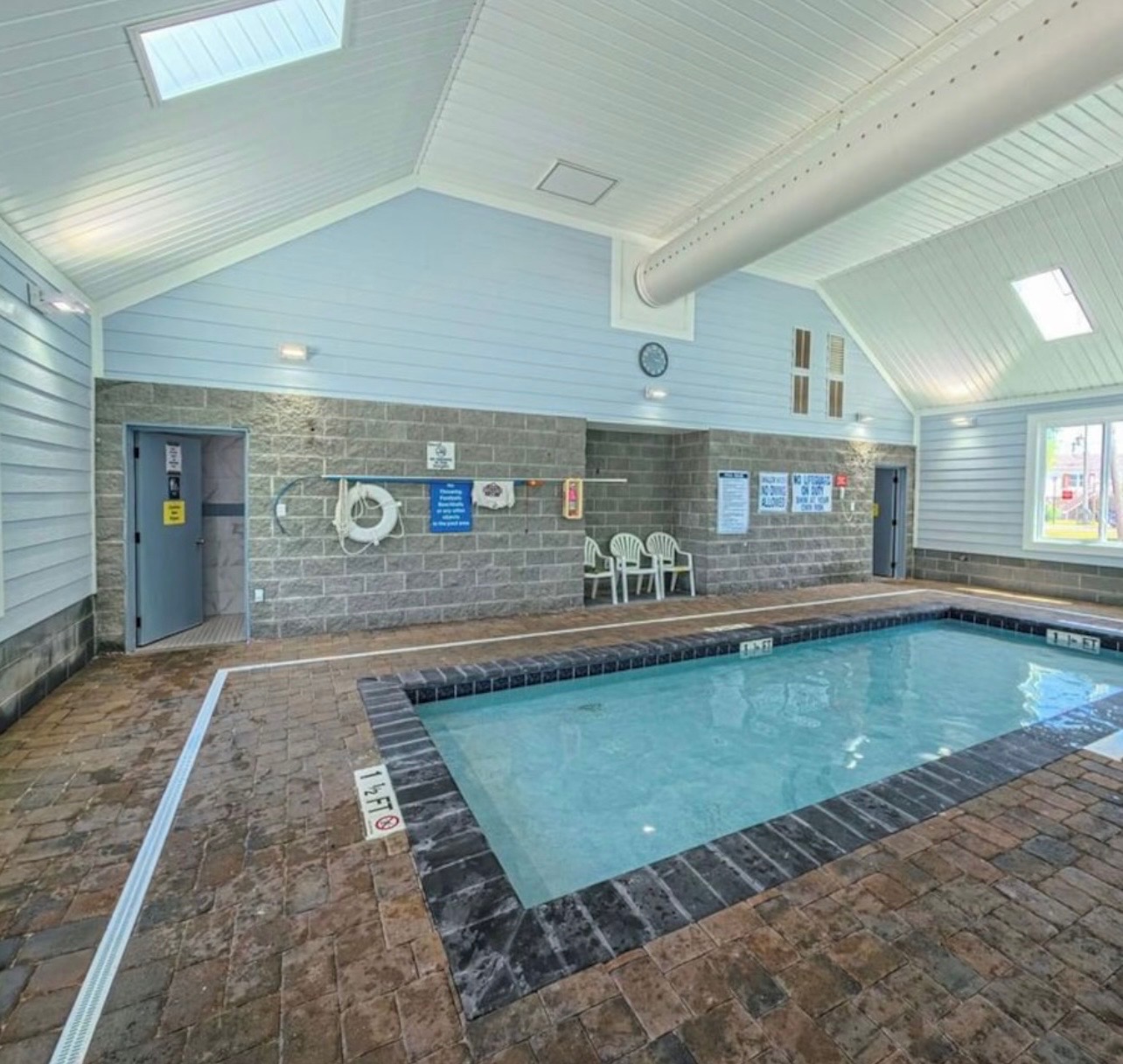 Indoor hot tub & lounge